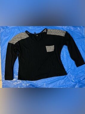 🖤🤍🖤Black Top with black & White Stripe knit Shoulder & chest pocket Detail